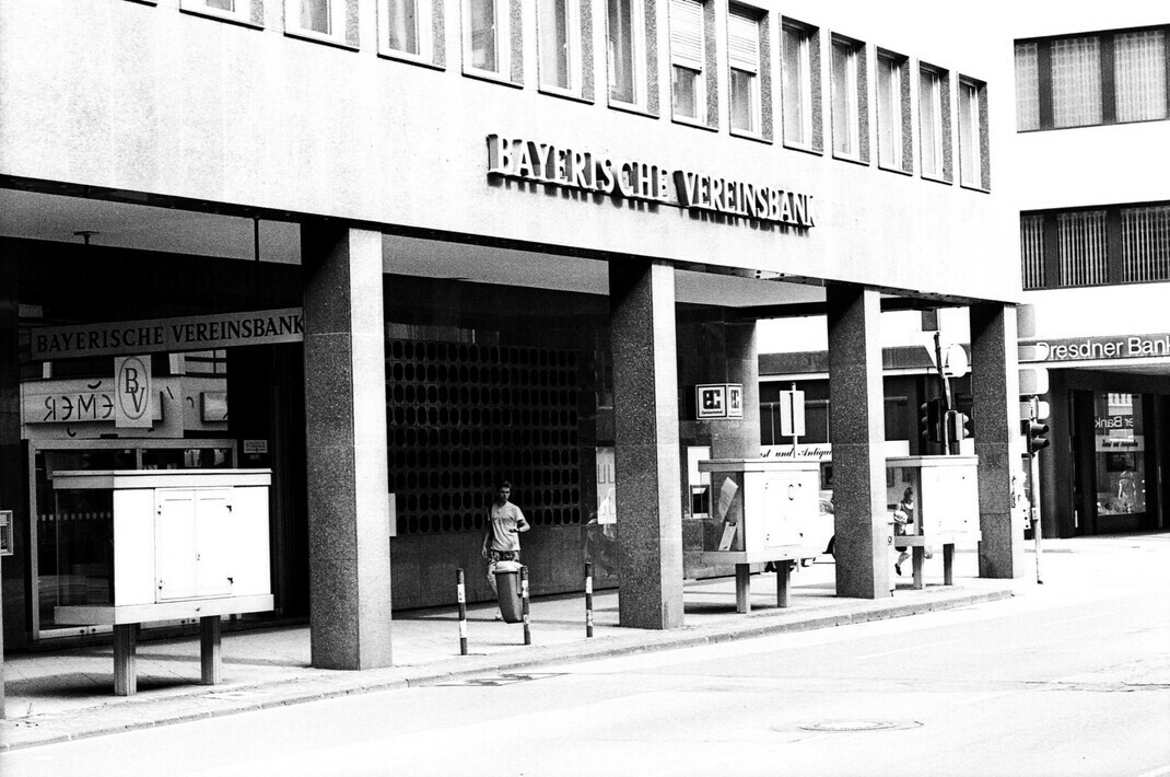 Die Bayerische Vereinsbank war einst eine Großbank mit dem Geschäftsschwerpunkt im Bundesland Bayern. Sie fusionierte im Jahr 1998 mit der Bayerischen Hypotheken- und Wechsel-Bank AG zur Hypovereinsbank.  | © IMAGO / Becker&Bredel