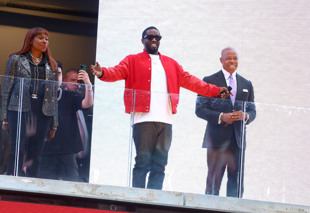 Rapper Sean Combs (Mitte) mit Eric Adams, B&uuml;rgermeister von New York City | &copy; Imago Images / ABACAPRESS