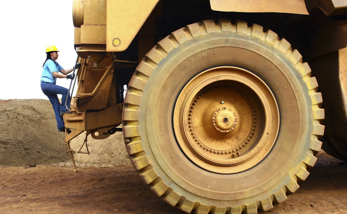 Bergbauarbeiterin in einer brasilianischen Eisenerzmine