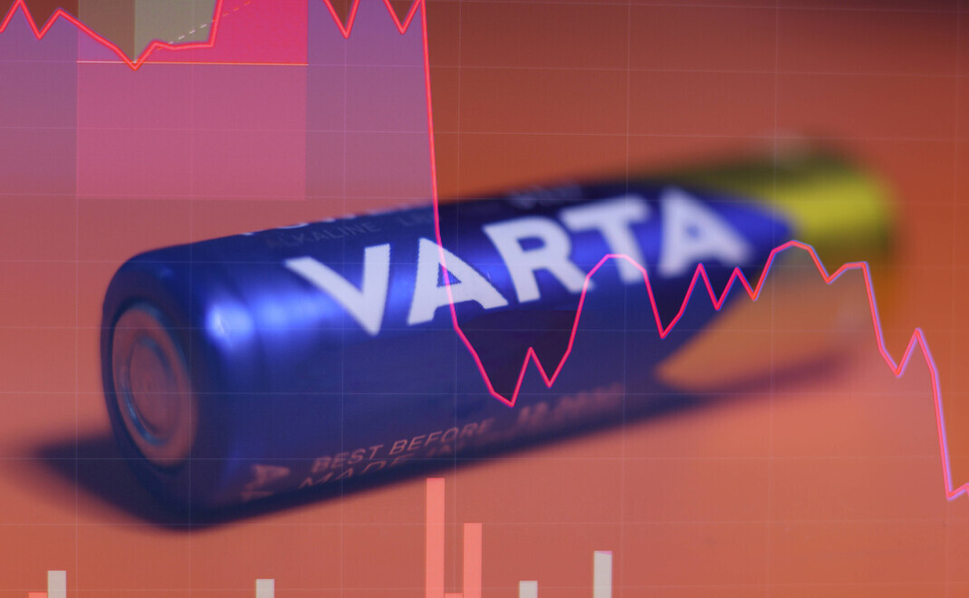 Eine Varta-Batterie hinter einem bärischen Aktienchart