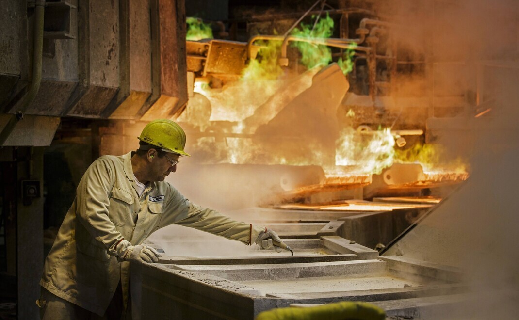 Flüssiges Kupfer wird bei einem Hamburger Hersteller und Wiederverwerter zu Kupferbarren gegossen
