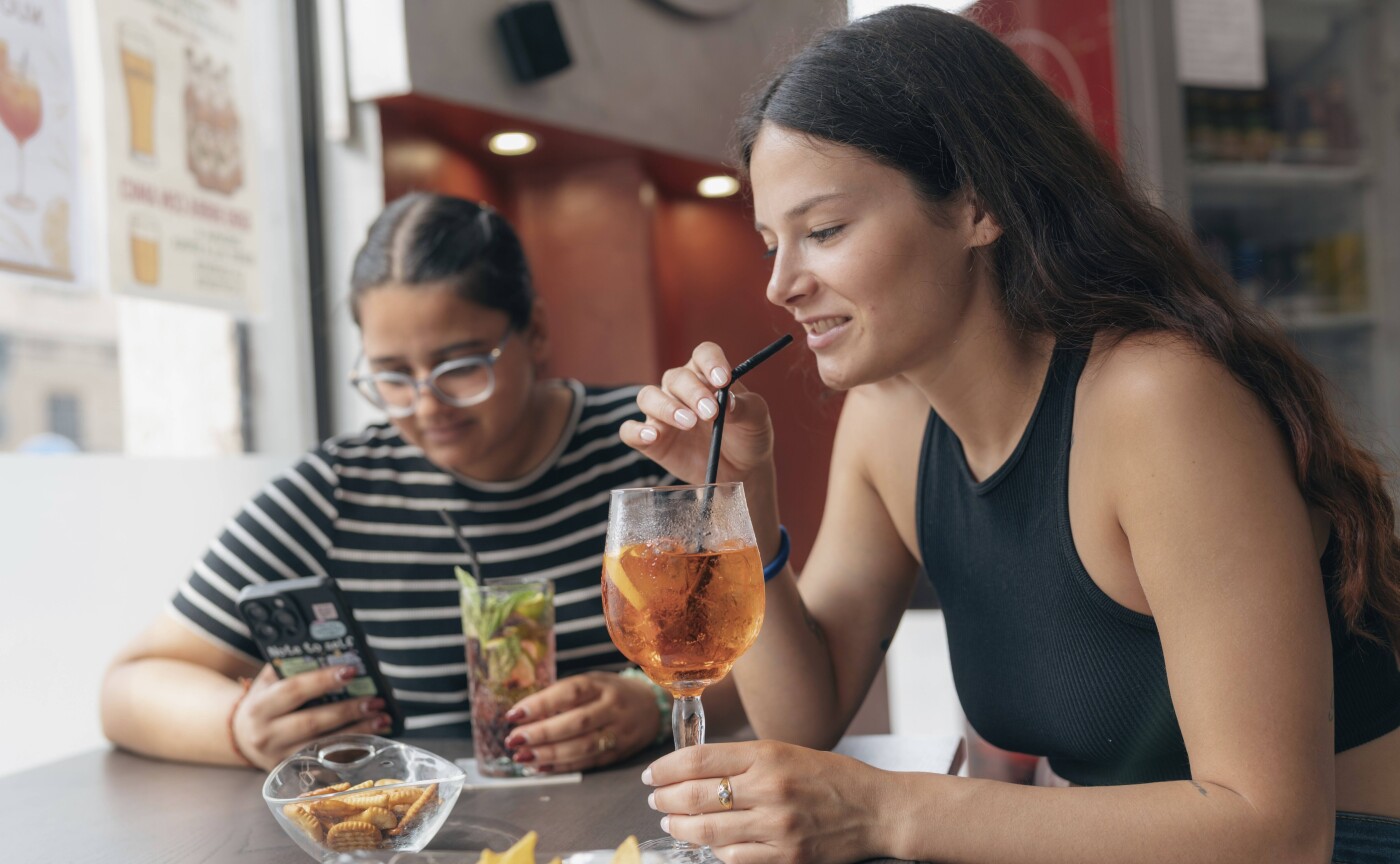 Junge Frauen im Café