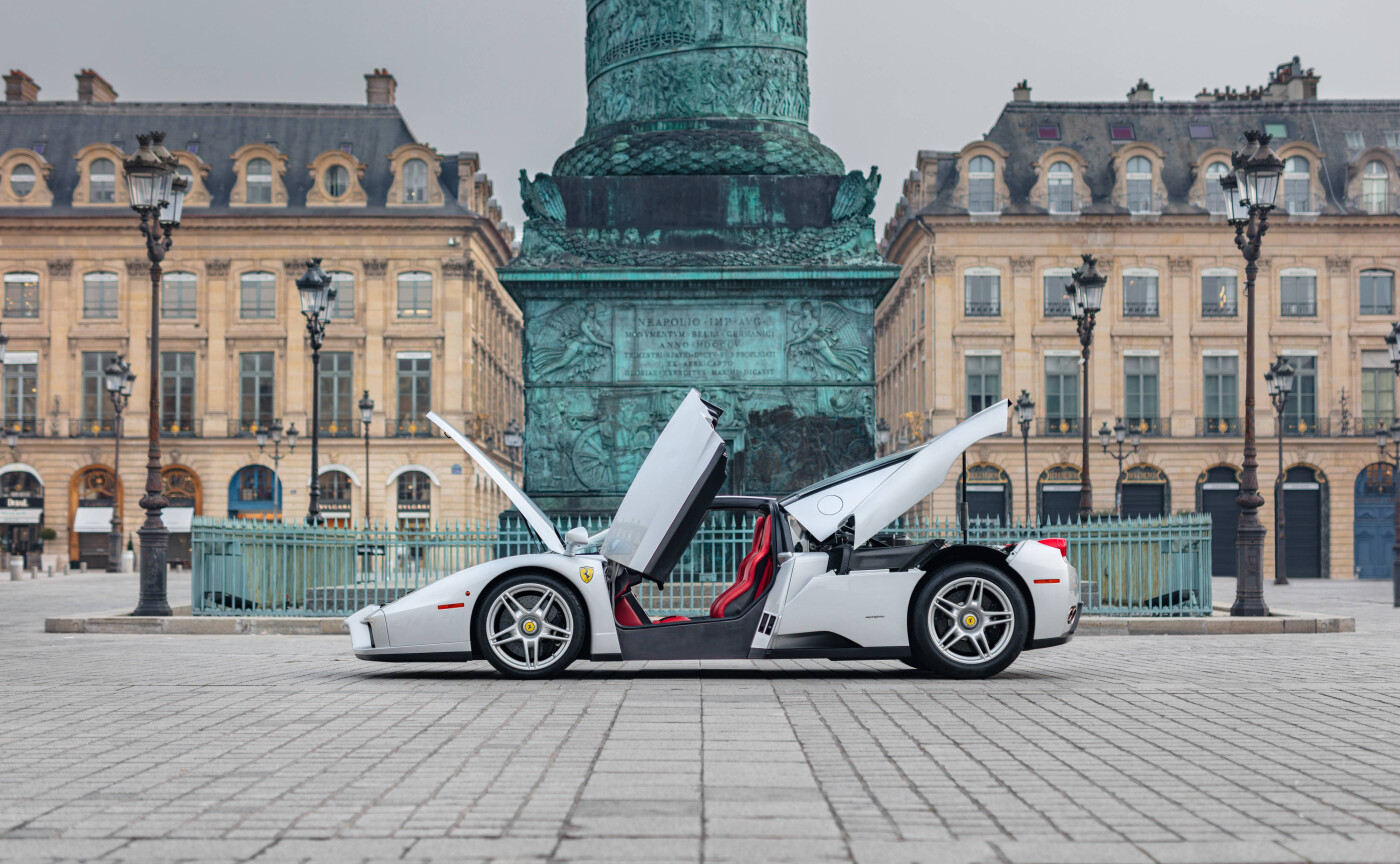 Luxus-Sportwagen auf dem Place Vendôme in Paris