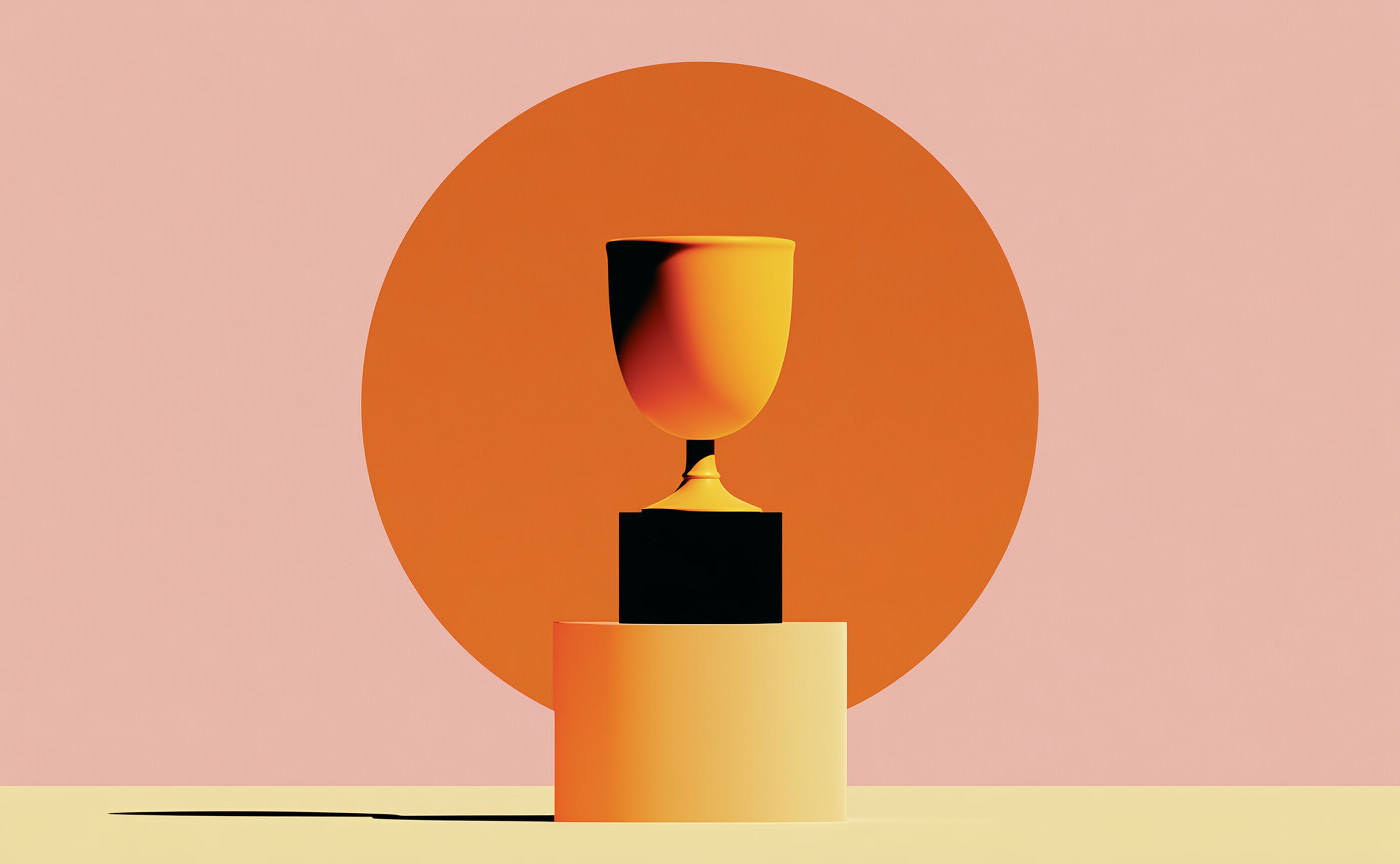 Pokal auf einem Podest vor einem orange-rosa Hintergrund