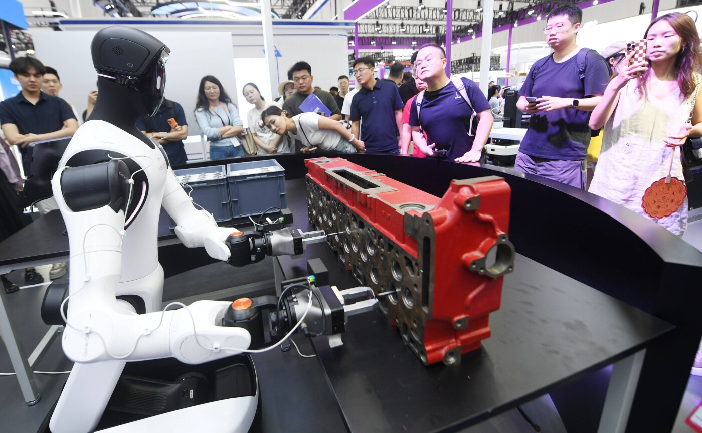 Ein humanoider Roboter bei der Montage eines Motors auf der Yunqi-Technologiekonferenz im September 2026 in Hangzhou, China: Robotik verbindet mehrere der wichtigsten Innovationstrends unserer Zeit.