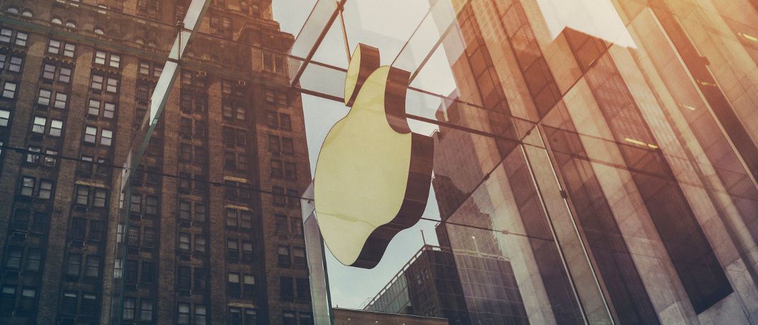 Apple-Logo an einer Glasfassade: Der Tech-Gigant aus dem kalifornischen Cupertino hat in der vorigen Woche den Börsenwertrekord von einer Billion US-Dollar geknackt.