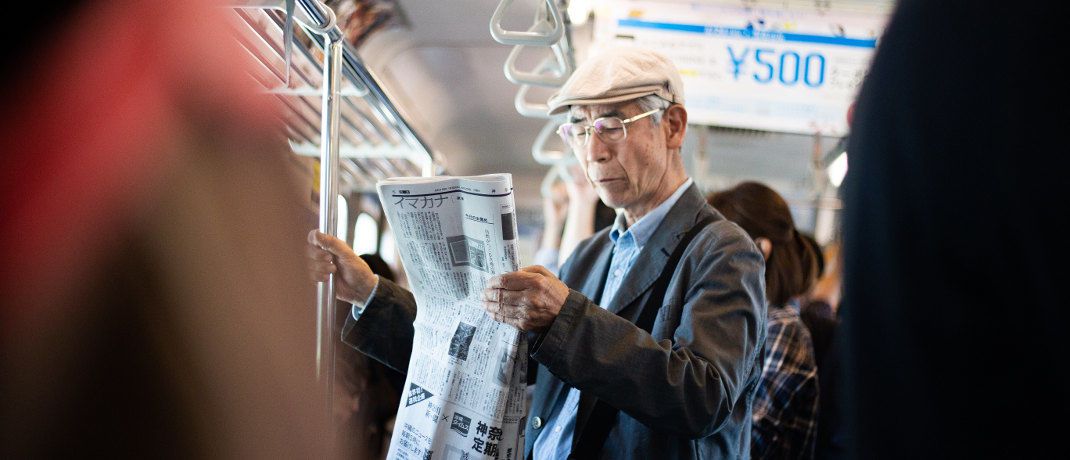 Älterer Angestellter in der Tokioter U-Bahn: In Japan herrscht akuter Fachkräftemangel, so dass viele Bürger auch im Rentenalter noch arbeiten