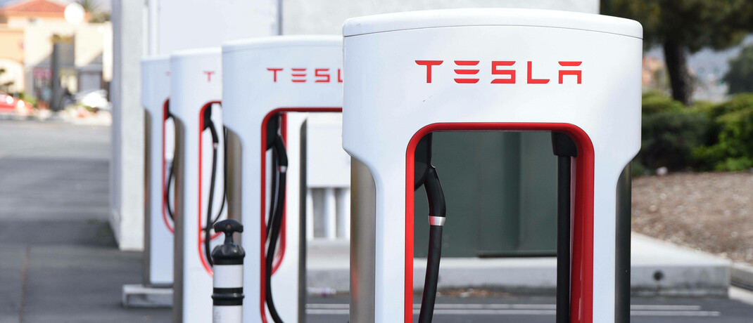 Tesla-Ladestationen: Die Aktie des E-Autobauers gehört zu den Vermögenswerten mit bereits großer Teuerung 