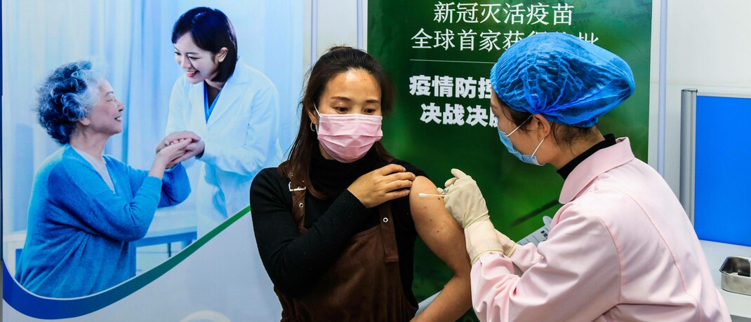 Freiwillige lässt sich mit einem Stoff des Wuhan Biological Products Institute impfen