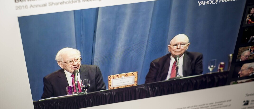 Warren Buffett (links) und Charlie Munger während der Hauptversammlung von Berkshire Hathaway im Jahr 2016 