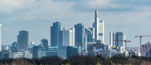 Das Bankenviertel in der Finanzmetropole Frankfurt: In Hessen verdienen Finanz- und Versicherungsprofis am meisten.