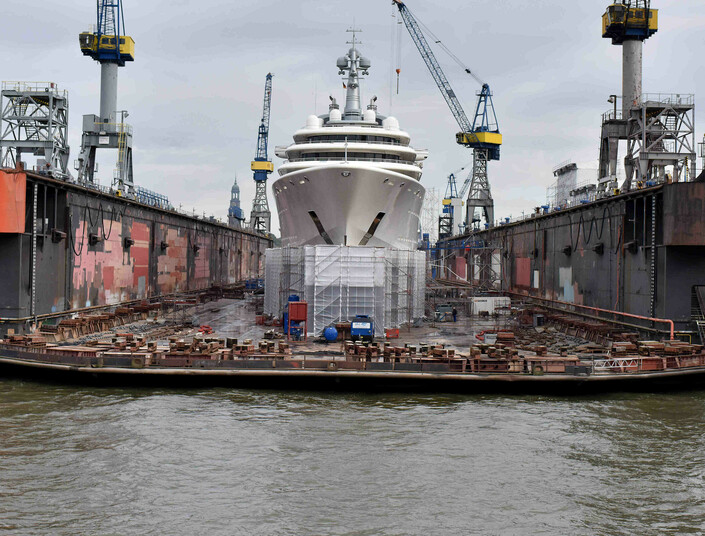 Foto: Neue Mega-Yacht in Hamburg