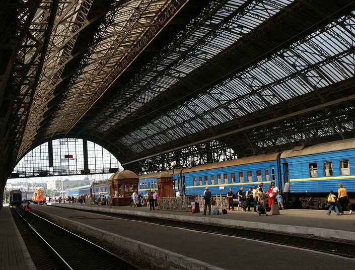 Zug im Bahnhof der ukrainischen Stadt Lviv